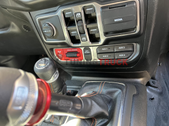 Блок Mopar AUX 82215798AE  для подключения дополнительных потребителей в Jeep Wrangler JL|JLU