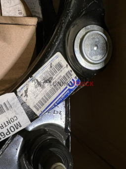 Dodge Ram 1500 5.7L рычаг верхний правый 68227900ab