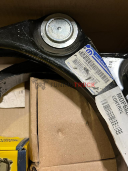 Dodge Ram 1500 5.7L рычаг верхний правый 68227900ab